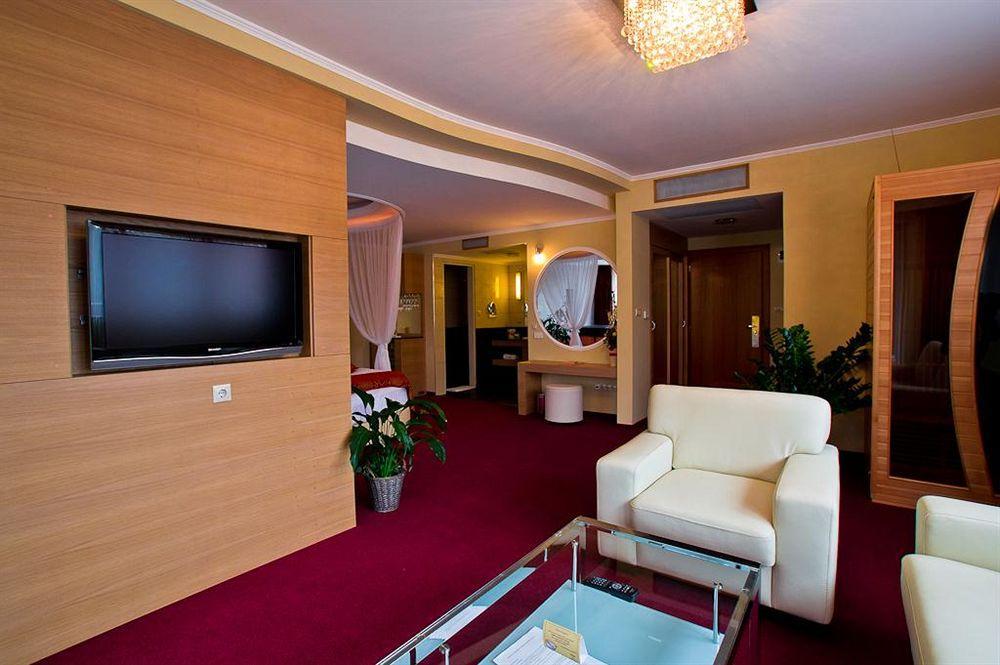 Erdospuszta Club Hotel Fenyves Debreţin Exterior foto